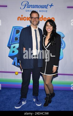 New York, États-Unis. 12th novembre 2022. Matt Stawski, directeur, et Niki Lopez assistent à la première à New York de l'aventure « Blue's Big City Adventure » de Paramount à Regal Union Square à New York, NY, 12 novembre 2022. (Photo par Anthony Behar/Sipa USA) crédit: SIPA USA/Alay Live News Banque D'Images