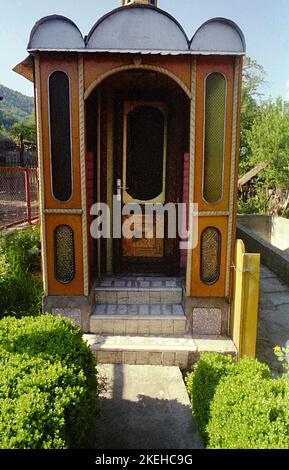 Costesti, Comté de Hunedoara, Roumanie, 2000. Vue extérieure d'une petite église orthodoxe chrétienne entièrement construite, peinte et décorée par Samila Zgavardean, un homme local, dans sa cour, entre 1981 et 1996. Banque D'Images