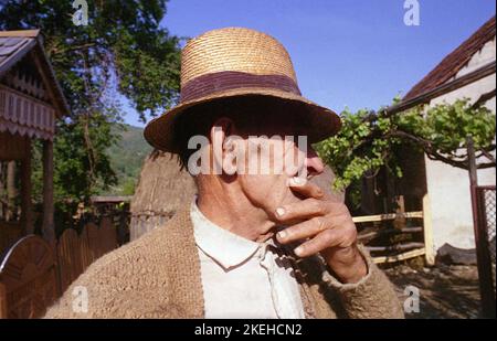 Costesti, Comté de Hunedoara, Roumanie, 2000. Portrait de Samila Zgavardean, un homme local qui a complètement construit, peint et décoré une petite église chrétienne orthodoxe dans sa cour entre 1981 et 1996. Banque D'Images