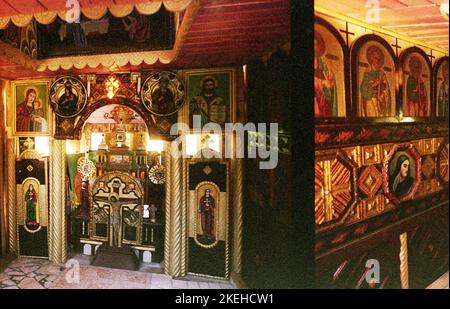 Costesti, Comté de Hunedoara, Roumanie, 2000. Intérieur d'une petite église orthodoxe chrétienne entièrement construite, peinte et décorée par Samila Zgavardean, un homme local, dans sa cour, entre 1981 et 1996. Banque D'Images