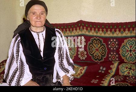 Orastioara de Jos, Comté de Hunedoara, Roumanie, 2000. Femme âgée dans de beaux vêtements traditionnels locaux. Banque D'Images