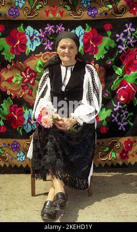 Orastioara de Jos, Comté de Hunedoara, Roumanie, 2000. Femme âgée dans de beaux vêtements traditionnels locaux. Banque D'Images