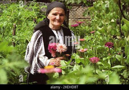 Orastioara de Jos, Comté de Hunedoara, Roumanie, 2000. Femme âgée dans de beaux vêtements traditionnels locaux. Banque D'Images