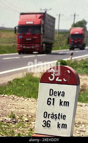 Marqueur de distance sur le côté d'une route dans le comté de Hunedoara, Roumanie, 2000. Banque D'Images