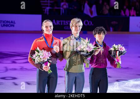 SHEFFIELD, Sheffield. 12th novembre 2022. De gauche à droite, Deniss Vasiljevs (LAT, 2nd), Daniel Grassl (ITA, 1st) et Shin Sato (JPN, 3rd) lors de la présentation du gagnant lors du Grand Prix de l'UIP - MK John Wilson Trophée 2022 à ICE Sheffield, le samedi 12 novembre 2022. SHEFFIELD, Sheffield. Credit: Taka G Wu/Alay Live News Banque D'Images