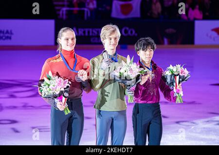 SHEFFIELD, Sheffield. 12th novembre 2022. De gauche à droite, Deniss Vasiljevs (LAT, 2nd), Daniel Grassl (ITA, 1st) et Shin Sato (JPN, 3rd) lors de la présentation du gagnant lors du Grand Prix de l'UIP - MK John Wilson Trophée 2022 à ICE Sheffield, le samedi 12 novembre 2022. SHEFFIELD, Sheffield. Credit: Taka G Wu/Alay Live News Banque D'Images