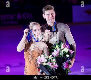 SHEFFIELD, Sheffield. 12th novembre 2022.Alexa Knierim / Brandon Frazier (USA, 1st) lors de la présentation du gagnant lors du Grand Prix de l'UIP - MK John Wilson Trophée 2022 à ICE Sheffield le samedi 12 novembre 2022. SHEFFIELD, Sheffield. Credit: Taka G Wu/Alay Live News Banque D'Images