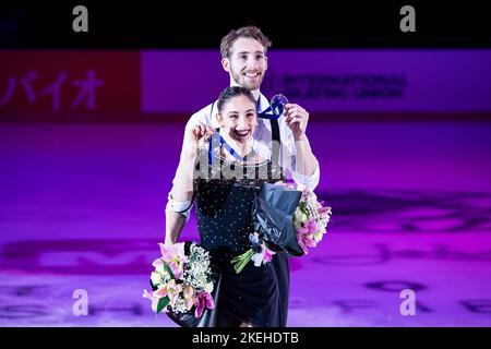 SHEFFIELD, Sheffield. 12th novembre 2022. Sara Conti / Niccolo Macii (ITA, 2nd) lors de la présentation du gagnant lors du Grand Prix de l'UIP - MK John Wilson Trophée 2022 à ICE Sheffield le samedi 12 novembre 2022. SHEFFIELD, Sheffield. Credit: Taka G Wu/Alay Live News Banque D'Images