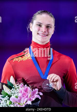 SHEFFIELD, Sheffield. 12th novembre 2022. Deniss Vasiljevs (LAT, 2nd) lors de la présentation du gagnant lors du Grand Prix de l'UIP - MK John Wilson Trophée 2022 à ICE Sheffield le samedi 12 novembre 2022. SHEFFIELD, Sheffield. Credit: Taka G Wu/Alay Live News Banque D'Images