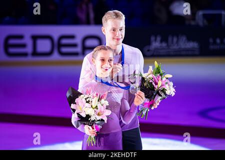 SHEFFIELD, Sheffield. 12th novembre 2022. Letizia Roscher / Luis Schuster (3rd, GER) lors de la présentation du gagnant lors du Grand Prix de l'UIP - MK John Wilson Trophée 2022 à ICE Sheffield le samedi 12 novembre 2022. SHEFFIELD, Sheffield. Credit: Taka G Wu/Alay Live News Banque D'Images