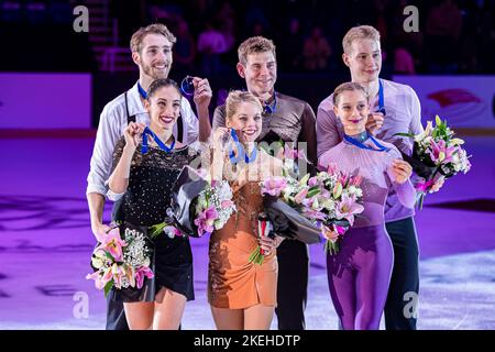 SHEFFIELD, Sheffield. 12th novembre 2022. De gauche à droite, Sara Conti / Niccolo Macii (ITA, 2nd), Alexa Knierim / Brandon Frazier (USA, 1st) et Letizia Roscher / Luis Schuster (3rd, GER) lors de la présentation du gagnant lors du Grand Prix de l'UIP - MK John Wilson Trophée 2022 à ICE Sheffield le samedi 12 novembre 2022. SHEFFIELD, Sheffield. Credit: Taka G Wu/Alay Live News Banque D'Images