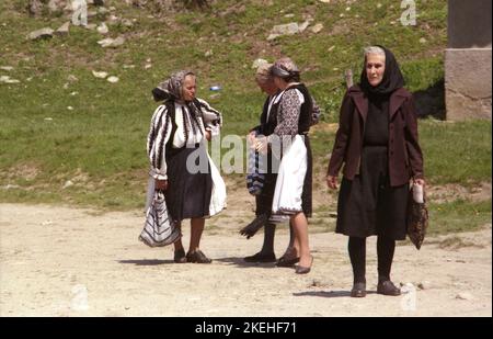 Costesti, Comté de Hunedoara, Roumanie, 2000. Les femmes locales en costumes traditionnels populaires dans la rue. Banque D'Images