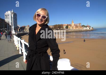 11 novembre 2022, Gijon, Asturies, Espagne : l'actrice et réalisateur portugais MarÃ­a de Medeiros, Prix spécial du Festival international du film de GijÃ³n 60th, a reçu le prix lors de la cérémonie d'ouverture. (Credit image: © Mercedes Menendez/Pacific Press via ZUMA Press Wire) Banque D'Images