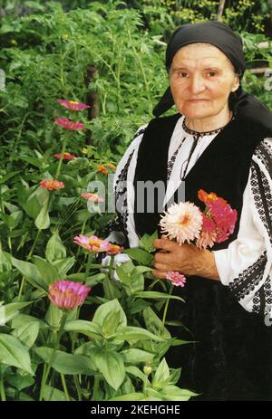 Orastioara de Jos, Comté de Hunedoara, Roumanie, 2000. Femme âgée dans de beaux vêtements traditionnels locaux. Banque D'Images