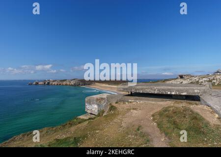 Bunkers allemands de la Seconde Guerre mondiale avec la plage de surfeurs Pen Hat par une belle journée d'été, Camaret-sur-Mer, péninsule de Crozon, Bretagne, France Banque D'Images