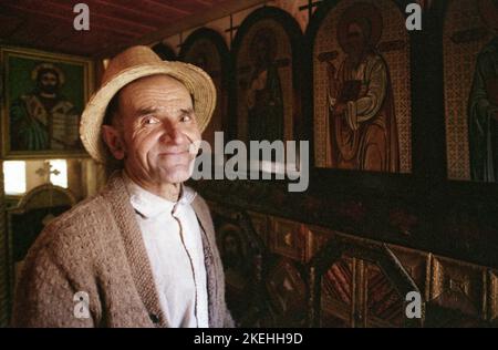 Costesti, Comté de Hunedoara, Roumanie, 2000. Portrait de Samila Zgavardean, un homme local qui a complètement construit, peint et décoré une petite église chrétienne orthodoxe dans sa cour entre 1981 et 1996. Banque D'Images