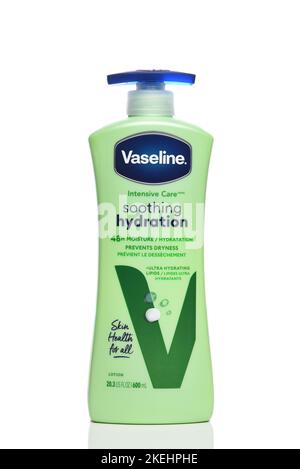 IRIVNE, CALIFORNIE - 12 NOVEMBRE 2022 : une bouteille de lotion hydratante apaisante pour soins intensifs de vaseline. Banque D'Images