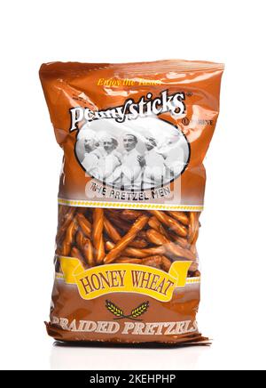 IRIVNE, CALIFORNIE - 12 NOVEMBRE 2022 : un sac de bâtonnets de Penny miel blé Pretzels. Banque D'Images