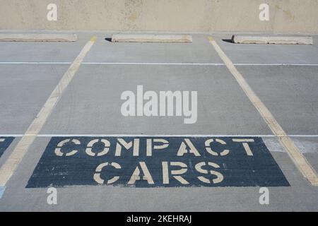 Place de parking avec un panneau il est pour le stationnement de voiture compacte seulement Banque D'Images