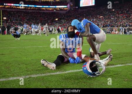 Oxford, MS, États-Unis. 12th novembre 2022. La fin défensive des rebelles du Mississippi Brandon Mack #9 est bouleversée par les perdus contre l'Alabama avec son coéquipier Mississippi Rebels Corner Miles Battle #6, lui donnant son soutien pendant la partie préliminaire entre les rebelles de l'Université du Mississippi et le cramoisi Tide de l'Université de l'Alabama au stade Vaught Hemingway à Oxford, MS. Alabama a battu Ole Miss, 30-24. Patrick Green/CSM/Alamy Live News Banque D'Images