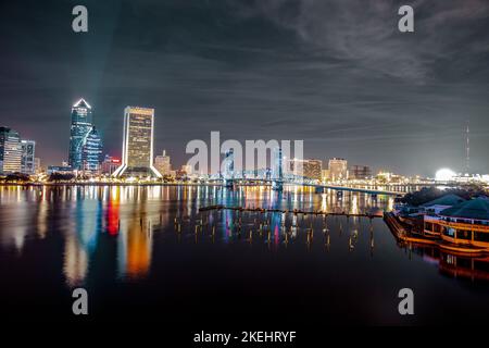 Le paysage urbain nocturne lumineux avec le pont Acosta qui enjambe la rivière Saint Johns à Jacksonville Banque D'Images