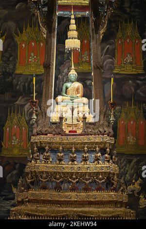 Wat Phra Kaew (Kaeo), communément connu sous le nom de Temple du Bouddha d'Émeraude, est considéré comme le temple bouddhiste le plus sacré en Thaïlande et se compose d'un Banque D'Images