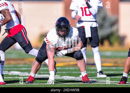 Edmond, OK, États-Unis. 12th novembre 2022. DaN Sunderman (66), injurieux de l'Université du Missouri central, est prêt à bloquer le match de football de la NCAA entre l'Université des Mules du Missouri central et l'Université des Bronchos de l'Oklahoma central au stade Chad Richison à Edmond, Oklahoma. Ron Lane/CSM/Alamy Live News Banque D'Images