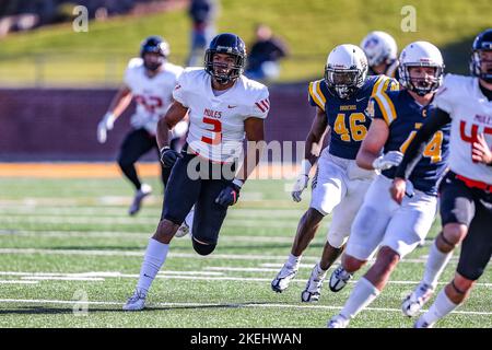 Edmond, OK, États-Unis. 12th novembre 2022. Le linebacker de l'Université du Missouri central Isaac Montgomery (3) couvre un punt lors du match de football de la NCAA entre l'Université du Missouri central Mules et l'Université du Centre de l'Oklahoma Bronchos au stade Chad Richison à Edmond, Oklahoma. Ron Lane/CSM/Alamy Live News Banque D'Images