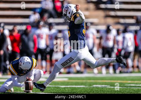 Edmond, OK, États-Unis. 12th novembre 2022. University of Central Oklahoma Kicker Nicky Quevedo (96) tente un point supplémentaire lors du match de football NCAA entre l'Université de Central Missouri Mules et l'Université de Central Oklahoma Bronchos au stade Chad Richison d'Edmond, OK. Ron Lane/CSM/Alamy Live News Banque D'Images