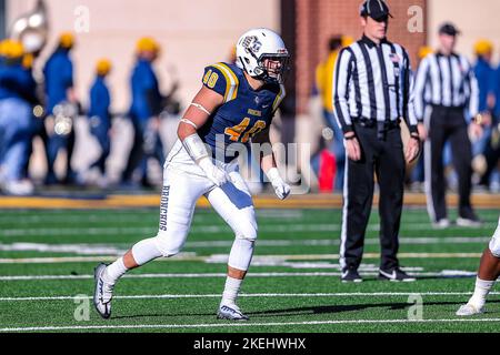 Edmond, OK, États-Unis. 12th novembre 2022. Lineman Noah West (40), défensif de l'Université de l'Oklahoma du Centre, cherche le ballon pendant le match de football de la NCAA entre l'Université des Mules du Missouri central et l'Université des Bronchos de l'Oklahoma du Centre au stade Chad Richison à Edmond, Oklahoma. Ron Lane/CSM/Alamy Live News Banque D'Images