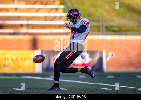 Edmond, OK, États-Unis. 12th novembre 2022. Ethan Brown (24), un perforateur de l'Université du Missouri central, joue le ballon lors du match de football de la NCAA entre l'Université des Mules du Missouri central et l'Université des Bronchos de l'Oklahoma central au stade Chad Richison à Edmond, Oklahoma. Ron Lane/CSM/Alamy Live News Banque D'Images