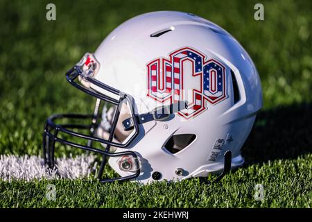 Edmond, OK, États-Unis. 12th novembre 2022. Casque de l'Université de l'Oklahoma du Centre Bronchos pour une journée d'appréciation militaire lors du match de football de la NCAA entre l'Université de Central Missouri Mules et l'Université de Central Oklahoma Bronchos au stade Chad Richison à Edmond, OK. Ron Lane/CSM/Alamy Live News Banque D'Images