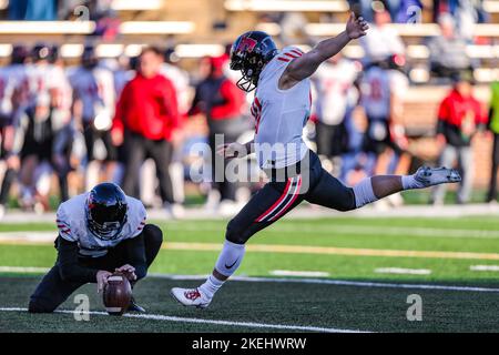 Edmond, OK, États-Unis. 12th novembre 2022. Le kicker de l'Université du Missouri central Luke Dobson (43) tente un point supplémentaire lors du match de football de la NCAA entre l'Université du Missouri central Mules et l'Université de l'Oklahoma central Bronchos au stade Chad Richison à Edmond, OK. Ron Lane/CSM/Alamy Live News Banque D'Images