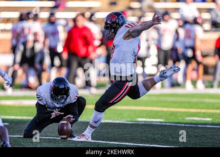 Edmond, OK, États-Unis. 12th novembre 2022. Le kicker de l'Université du Missouri central Luke Dobson (43) tente un point supplémentaire lors du match de football de la NCAA entre l'Université du Missouri central Mules et l'Université de l'Oklahoma central Bronchos au stade Chad Richison à Edmond, OK. Ron Lane/CSM/Alamy Live News Banque D'Images