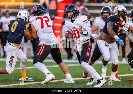 Edmond, OK, États-Unis. 12th novembre 2022. Le quarterback de l'Université du Missouri central Cedric case (10) cherche un récepteur ouvert pendant le match de football de la NCAA entre l'Université du Missouri central Mules et l'Université de l'Oklahoma central Bronchos au stade Chad Richison à Edmond, OK. Ron Lane/CSM/Alamy Live News Banque D'Images
