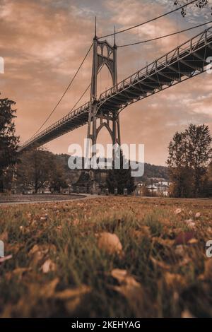 Moody et dramatique soirée d'automne avec l'architecture gothique de St. Johns Bridge dans Cathedral Park, Portland Oregon Banque D'Images