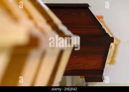 PRODUCTION - 08 novembre 2022, Saxe-Anhalt, Schönebeck (Elbe) : les cercueils sont côte à côte au crématorium de Schönebeck. Le crématorium avait des panneaux solaires installés sur le toit pour réduire les coûts énergétiques. Le système solaire fournit de l'électricité aux installations de refroidissement du crématorium. Les installations de refroidissement refroidissent le système de refroidissement par eau, qui est nécessaire pour refroidir les gaz de combustion. (À dpa 'Undertakers Burden Cours - Solar power as an alternative') photo: Klaus-Dietmar Gabbert/dpa Banque D'Images