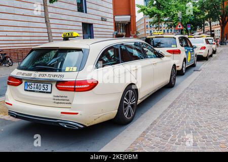 25 juillet 2022, Munster, Allemagne: Voitures de taxi en ligne pour les clients près de l'aéroport ou de la gare Banque D'Images