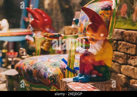 26 juillet 2022, Munster, Allemagne : gnome nain décoratif dans la fenêtre du magasin Banque D'Images