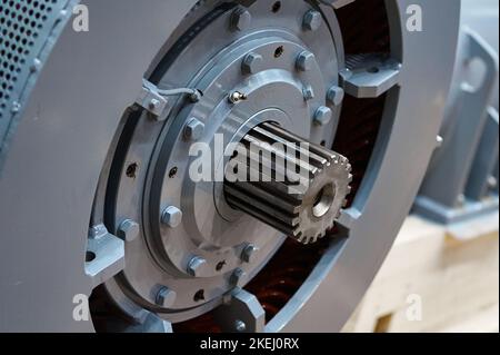 Arbre cannelé de sortie du grand moteur électrique industriel Banque D'Images