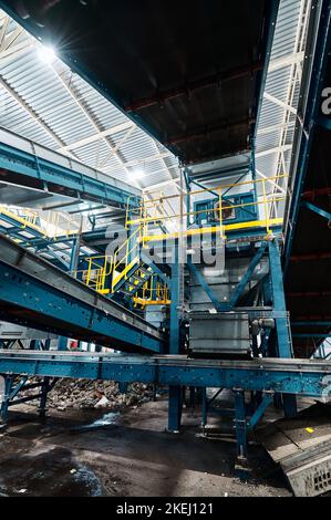 Grande usine de convoyeurs pour le tri et le traitement des déchets ménagers. Banque D'Images