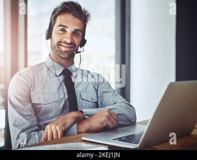 HES l'expert sur lequel vous pouvez compter pour un service de qualité. Portrait d'un agent de centre d'appels travaillant sur un ordinateur portable dans un bureau. Banque D'Images