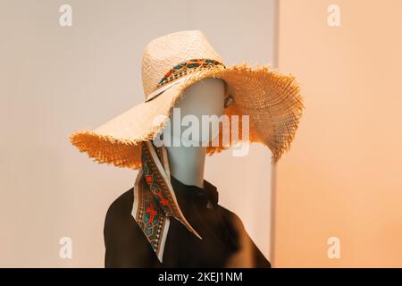 Les chapeaux pour la plage et les vacances sont vendus à la boutique de mode. Vêtements et accessoires de vacances Banque D'Images