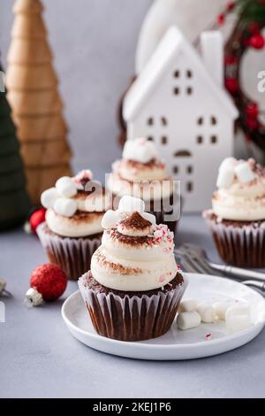 Cupcakes au chocolat chaud avec glaçage à la crème fouettée, surmontés de guimauves Banque D'Images