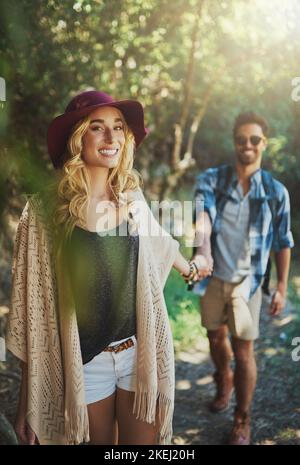 Nous adorons nos dates pour l'extérieur. Un jeune couple heureux explorant la nature ensemble. Banque D'Images