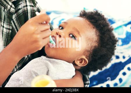 Ce n'est pas ma formule préférée pour sûr. Une mère qui allaite son petit garçon. Banque D'Images