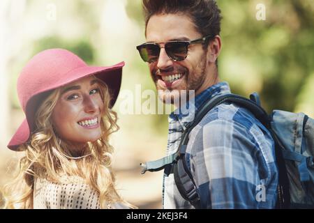 S'éloigner de tout... ensemble. Portrait court d'un jeune couple affectueux lors d'une randonnée. Banque D'Images