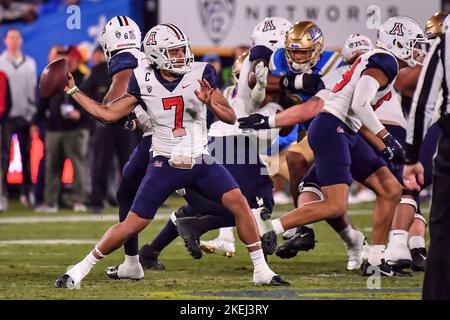 Pasadena, CA. 12th novembre 2022. Arizona Wildcats Quarterback Jayden de Laura #7 en action pendant le premier trimestre du match de football NCAA entre les Bruins UCLA et les Wildcats Arizona au Rose Bowl à Pasadena, Californie.obligatoire photo Credit: Louis Lopez/Cal Sport Media/Alay Live News Banque D'Images