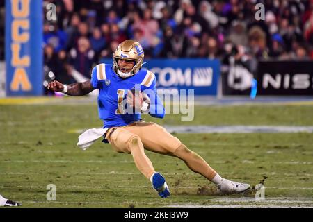 Pasadena, CA. 12th novembre 2022. Le quarterback UCLA Bruins Dorian Thompson-Robinson #1 court en action pendant le premier trimestre du match de football NCAA entre les Bruins UCLA et les Wildcats de l'Arizona au Rose Bowl à Pasadena, Californie.obligatoire photo Credit: Louis Lopez/Cal Sport Media/Alamy Live News Banque D'Images