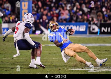 Pasadena, CA. 12th novembre 2022. Le quarterback UCLA Bruins Dorian Thompson-Robinson #1 court en action pendant le premier trimestre du match de football NCAA entre les Bruins UCLA et les Wildcats de l'Arizona au Rose Bowl à Pasadena, Californie.obligatoire photo Credit: Louis Lopez/Cal Sport Media/Alamy Live News Banque D'Images